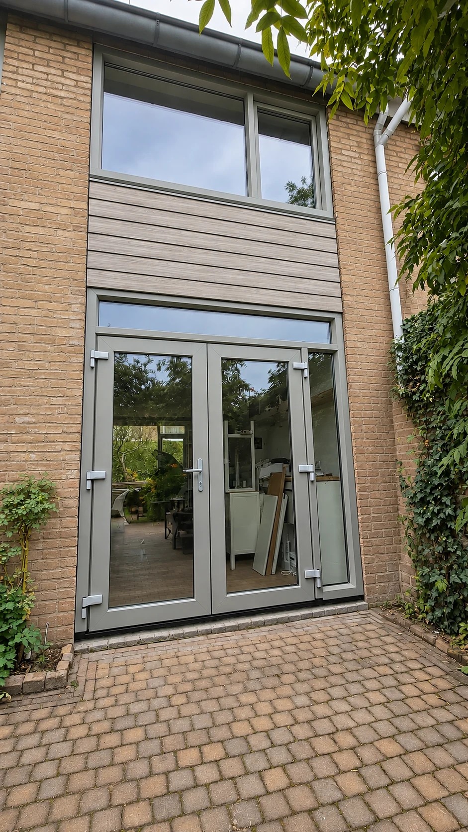 Grijze kunststof tuindeuren en kozijnen met gevelbekleding in Beek